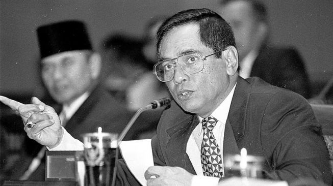 Ketua Umum KONI Pusat, Wismoyo Arismunandar memberi penjelasan saat mengadakan Raker dengan anggota Komisi IX DPR RI di jakarta, rabu (2/7/1997). Dalam Raker tersebut dibahas antara lain masalah persiapan pelaksanaan Sea Games 1997. FOTO ANTARA/ZARQONI/SF01/ed/pd/aa.