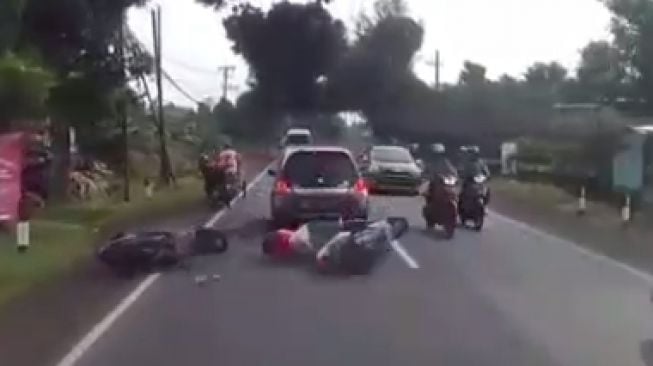 Heboh Honda Brio Senggol Becak, Bikin 3 Pemotor Terkapar