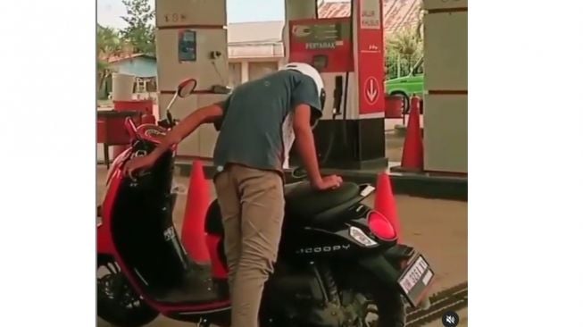 pemotor kebingungan mencari lubang kunci motor saat di SPBU (Instagram)