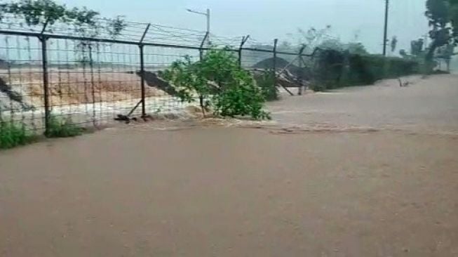 Hujan Deras, Jalan dan Sawah Sekitar Proyek Bandara Sudirman Banjir