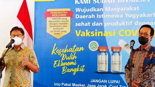 Menteri Kesehatan, Budi Gunadi Sadikin didampingi Gubernur DIY, Sri Sultan Hamengku Buwono X saat jumpa pers usai pelaksanaan vaksinasi di DIY, Kamis (28/1/2021). [Kontributor / Putu Ayu Palupi]