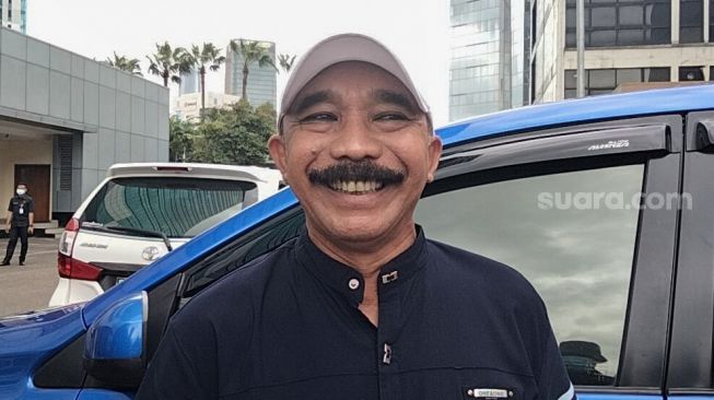 Komedian Opie Kumis saat ditemui awak media di Kawasan Tendean, Jakarta Selatan, Kamis (28/1/2021). [Suara.com/Alfian Winanto]