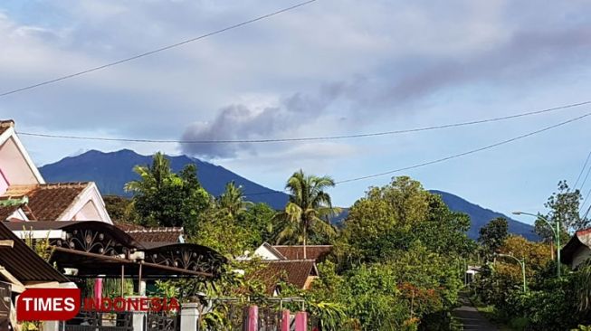 Gunung Raung Semburkan Gas Belerang