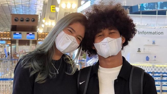 Bagus Kahfi diantar oleh atlet voli cantik, Shella Bernadetha ke bandara saat mau berangkat menuju Belanda. (Instagram/shellabernadethaa)
