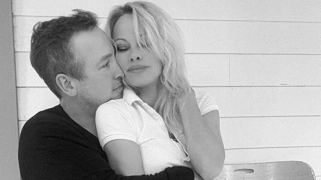 Pamela Anderson nikah dengan pengawalnya sendiri, Dan Hayhurst. [Instagram]