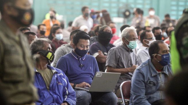 Pelanggar protokol kesehatan mengikuti sidang tindak pidana ringan di GOR Tennis Indoor Sidoarjo, Jawa Timur, Kamis (28/1/2021). [ANTARA FOTO/Umarul Faruq]