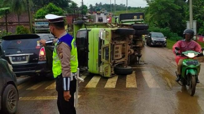 Dua Truk Terguling di Jalintim Banyuasin, Polisi: Jalan Licin