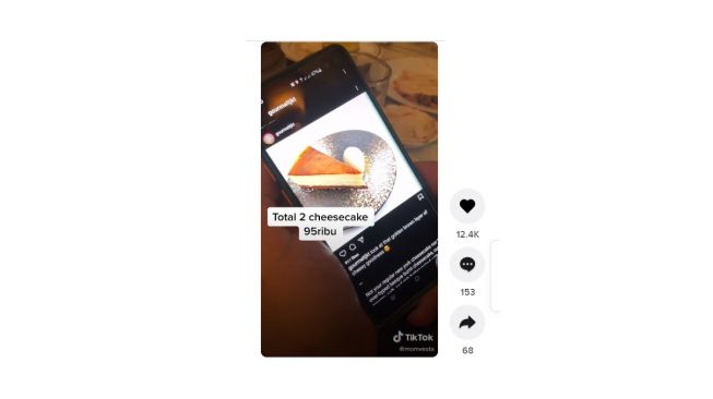 Postingan warganet beli cheesecake transfernya kelebihan 0. [TikTok]