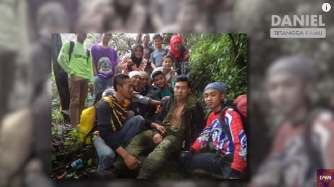 Foto Denny Sumargo saat berada di gunung [YouTube/Daniel Mananta Network]