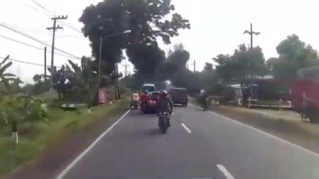 Honda Brio bikin 3 pemotor terkapar di jalan (Instagram)