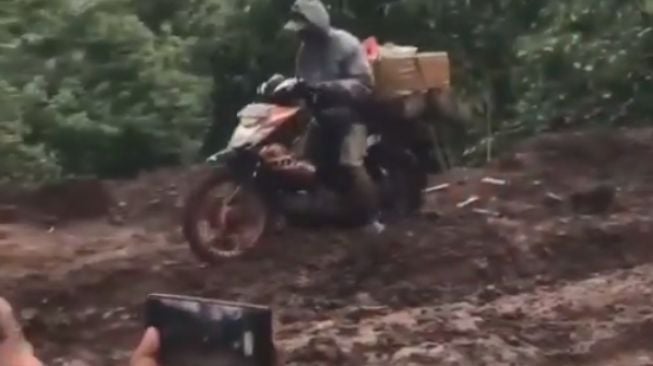 Honda Revo "Koperasi" Libas jalanan berlumpur dengan sukses (Instagram)