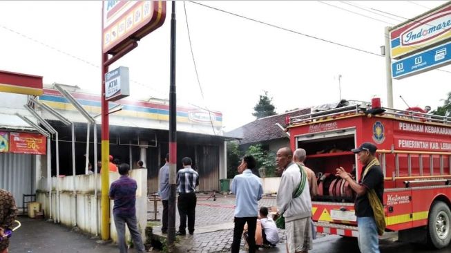 Indomaret terbakar di Cileles Kabupaten Lebak. (Foto: via Bantenhits.com)