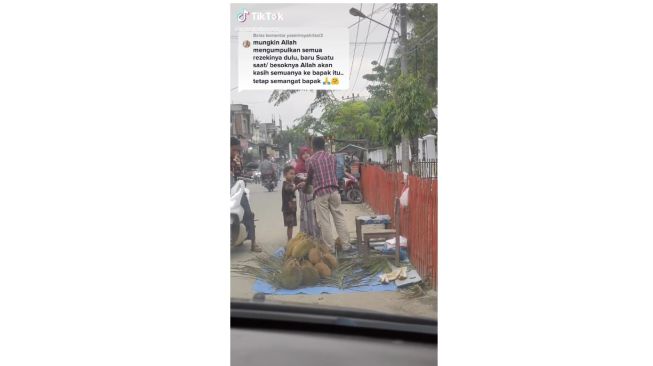 Video penjual durian sepi pengunjung, akhirnya ada pembeli (tiktok.com/@razifahreza)