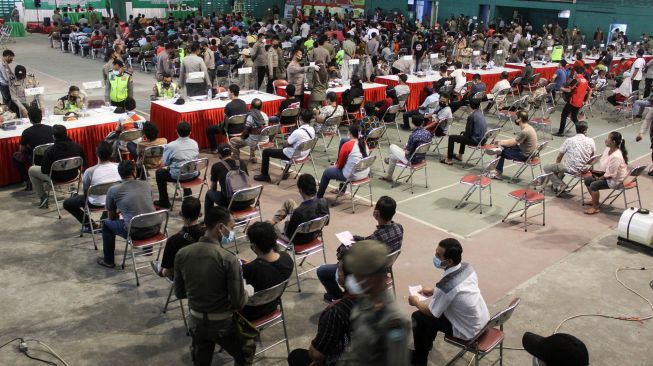 Pelanggar protokol kesehatan mengikuti sidang tindak pidana ringan di GOR Tennis Indoor Sidoarjo, Jawa Timur, Kamis (28/1/2021). [ANTARA FOTO/Umarul Faruq]