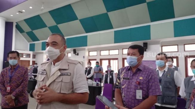 Bupati Tangerang Ahmed Zaki Iskandar melakukan penyuntikan vaksin Covid-19 kedua di Gedung Serba Guna, Kabupaten Tangerang, Kamis (28/1/2021). [Suara.com/Muhammad Jehan Nurhakim]