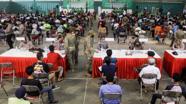 Warga pelanggar protokol kesehatan mengikuti sidang tindak pidana ringan di GOR Tennis Indoor Sidoarjo, Jawa Timur, Kamis (28/1/2021). [ANTARA FOTO/Umarul Faruq]