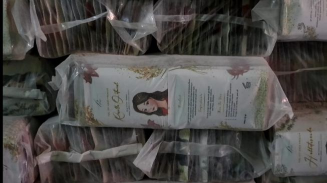 Dit Resnarkoba Polda Metro Jaya menggerebek sebuah pabrik rumahan masker kecantikan ilegal di Jati Asih, Bekasi, Jawa Barat, Kamis (28/1/2021). [Suara.com/Yasir]