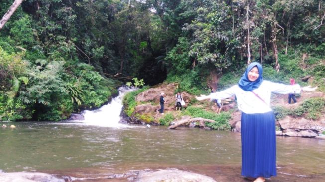 Curug Layung di Kabupaten Bandung Barat. [Suara.com/Ferrye Bangkit Rizki]