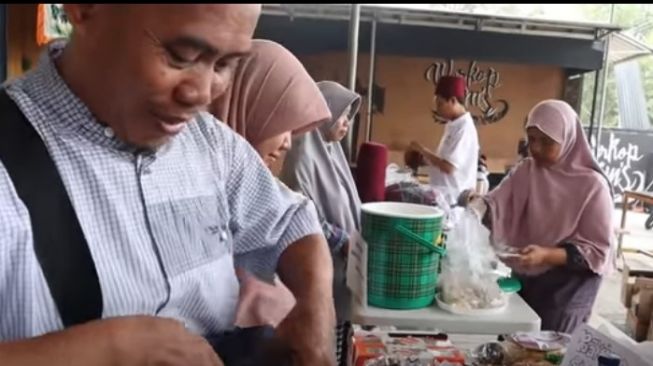 Pasar Muamalah Depok transaksi pakai dinar dan dirham (Youtube Arsip Nusantara)