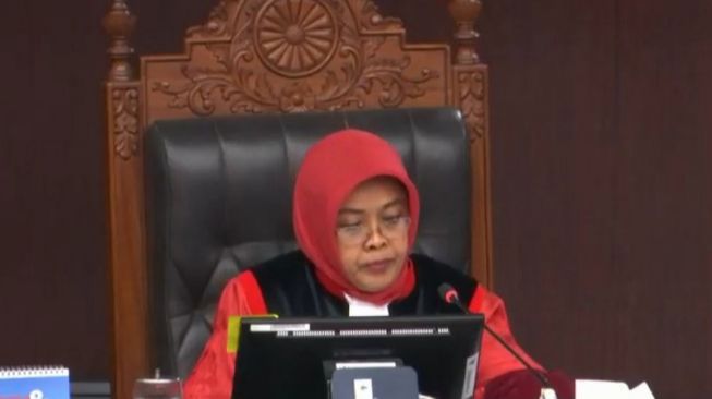 Enny Nurbaningsih, Satu-satunya Hakim MK yang Mau Syarat Kepala Daerah Maju Pilpres Minimal Gubernur