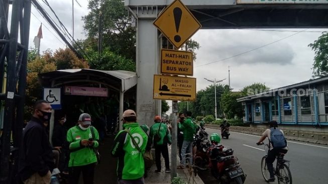 Aksinya Viral! Cerita Heroik Sopir Ojol Gagalkan Bunuh Diri Wanita di JPO