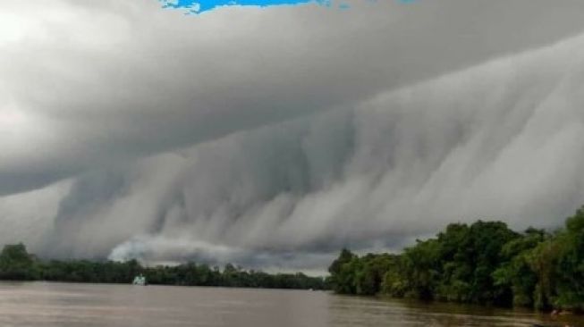 Serba-Serbi Awan Arcus atau Awan Tsunami yang Muncul Kala Peralihan Musim, Hati-hati Angin Ribut!