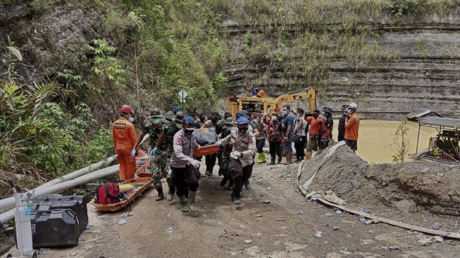 Tim Sar gabungan melakukan evakuasi korban di lokasi tanah longsor tambang Manualan di Kecamatan Mentewe, Kabupaten Tanah Bumbu, Kalimantan Selatan, Kamis (28/1/2021). [ANTARA FOTO/HO]