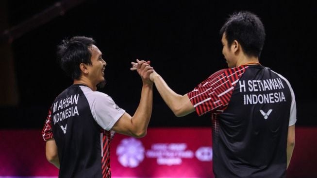 Ganda putra Indonesia Mohammad Ahsan/Hendra Setiawan lolos ke semifinal BWF World Tour Finals setelah menaklukkan unggulan kedua asal Malaysia Aaron Chia/Soh Wooi Yik dengan skor 18-21, 21-17, 21-11 pada laga penyisihan terakhir Grup B yang digelar di Impact Arena, Bangkok, Thailand, Jumat (29/1/2021). (ANTARA/Badmintonphoto/BWF/Erika Sawauchi)