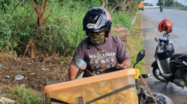 OTT Pedagang Buang Sampah Sembarangan di Bekasi, Petugas: Enak Ya Bu!