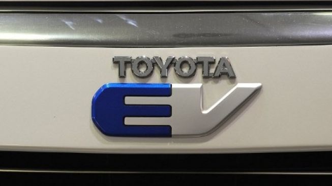 Emblem mobil-mobil Toyota jenis Electric Vechile (EV) [AFP/ Robyn Beck].