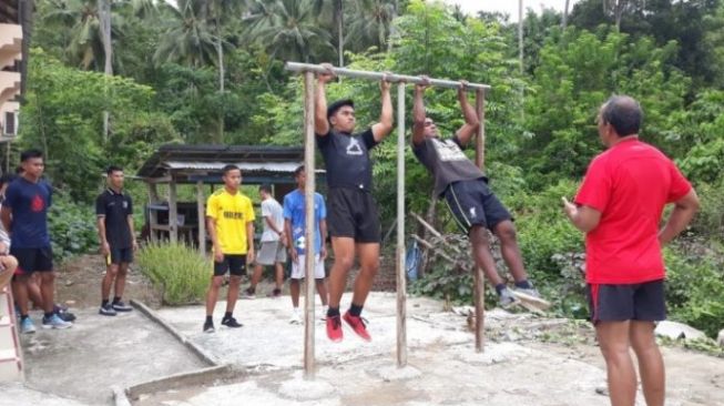 Remaja di Dusun Kompanga, Desa Uso, Kecamatan Batui, Kabupaten Banggai, Sulawesi Tengah dilatih oleh Romlex Siging / [Foto Istimewa]