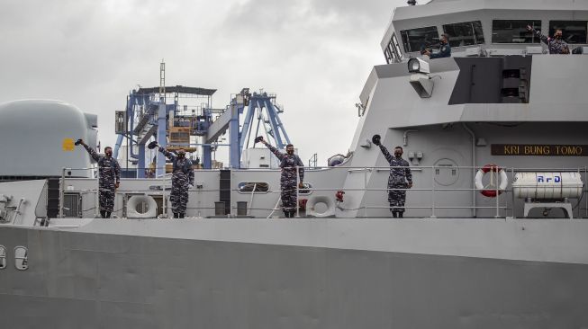 Prajurit TNI AL memberi salam usai mengikuti upacara pemberangkatan KRI Bung Tomo 357 dan KRI John Lie 358 di dermaga JICT II, Pelabuhan Tanjung Priok, Jakarta, Jumat (29/1/2021). [ANTARA FOTO/Dhemas Reviyanto]