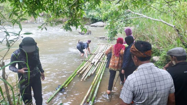 Dilarang Camat dan Kades Pakai Rakit, 2 Lansia Telantar hingga Tak Salat