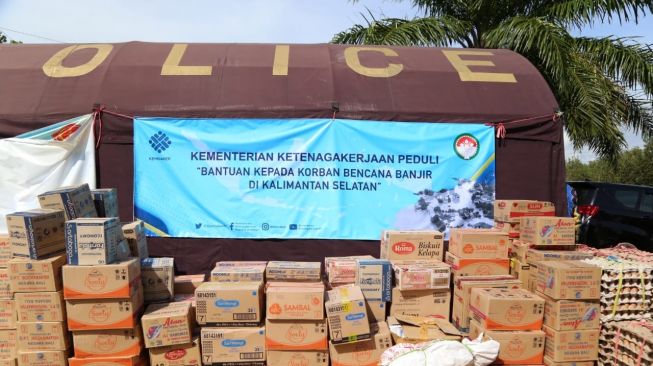 Dharma Wanita Kemnaker Salurkan Bantuan Korban Banjir di Kalsel