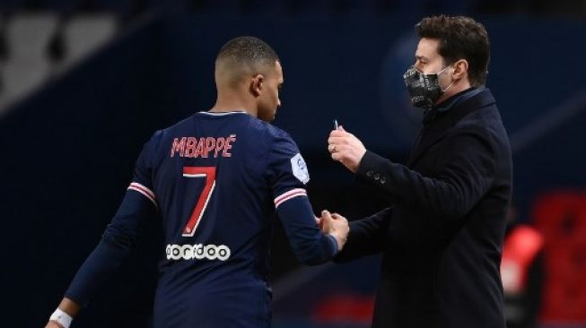 Mauricio Pochettino bersama striker andalannya, Kylian Mbappe. (FRANCK FIFE / AFP)