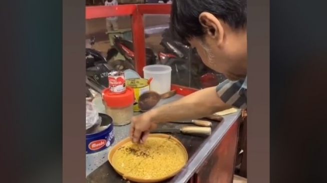 Tukang martabak perfeksionis viral. (Tiktok)