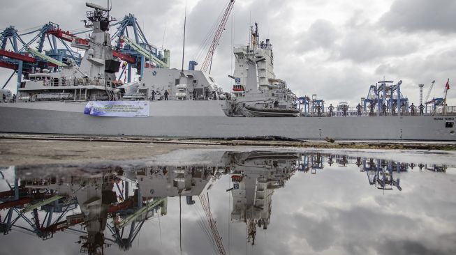 KRI Bung Tomo 357 melintas usai mengikuti upacara pemberangkatan di dermaga JICT II, Pelabuhan Tanjung Priok, Jakarta, Jumat (29/1/2021). [ANTARA FOTO/Dhemas Reviyanto]