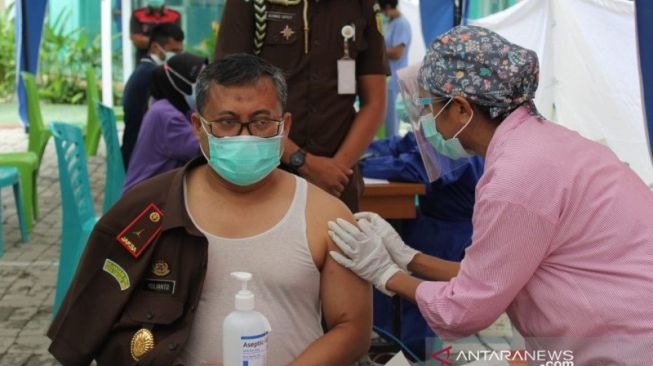 Disuntik Vaksin Covid-19, Kajati NTT: Badan Terasa Lebih Nyaman