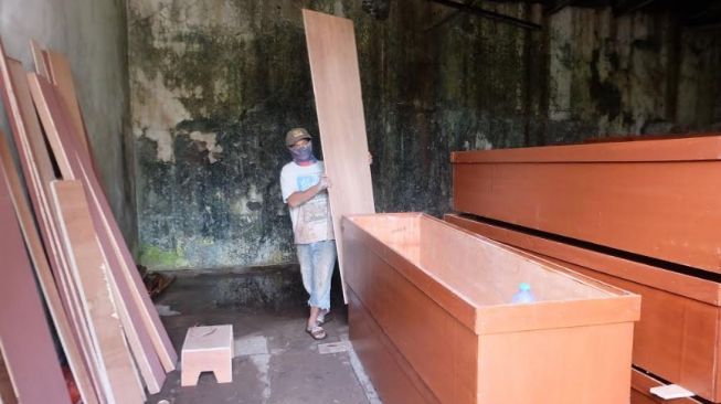 Sutrisno, pengrajin mebel di Surabaya, Jawa Timur, yang kini beralih jadi pembuat peti jenazah. [Foto: Ayosurabaya.com]