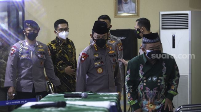 Kapolri Jenderal Pol Listyo Sigit Prabowo (tengah) didampingi Sekretaris Umum PP Muhammadiyah Abdul Mu'ti (kanan) bersiap memberikan keterangan pers di Kantor Pimpinan Pusat (PP) Muhammadiyah, Jakarta, Jumat (29/1/2021). [Suara.com/Angga Budhiyanto]