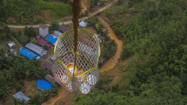 Helikopter jenis MI8-AMT milik Badan Nasional Penanggulangan Bencana (BNPB) membawa bahan bakar minyak (BBM) menggunakan sling load ke pedalaman meratus di Kabupaten Hulu Sungai Tengah, Kalimantan Selatan, Kamis (28/1/2021). [ANTARA FOTO/Bayu Pratama S]