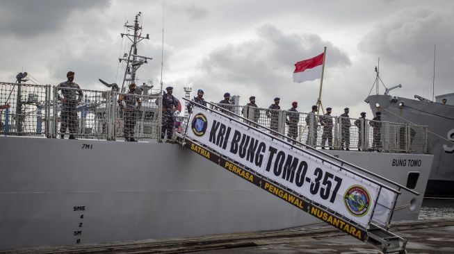 Prajurit TNI AL mengikuti upacara pemberangkatan KRI Bung Tomo 357 dan KRI John Lie 358 di dermaga JICT II, Pelabuhan Tanjung Priok, Jakarta, Jumat (29/1/2021). [ANTARA FOTO/Dhemas Reviyanto]