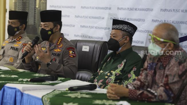 Kapolri Jenderal Pol Listyo Sigit Prabowo (kedua kiri) didampingi Sekretaris Umum PP Muhammadiyah Abdul Mu'ti (kedua kanan), Kadivhumas Polri Irjen Pol Raden Prabowo Argo Yuwono (kiri), dan Ketua PP Muhammadiyah Anwar Abbas (kanan) memberikan keterangan pers di Kantor Pimpinan Pusat (PP) Muhammadiyah, Jakarta, Jumat (29/1/2021). [Suara.com/Angga Budhiyanto]