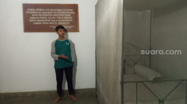 Ranjang yang digunakan untuk istirahat Jenderal Sudirman yang tersimpan di Museum Sudirman, Kota Magelang.[Suara.com/Angga Haksoro Ardhi]. 