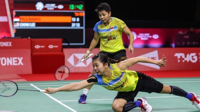 Ganda putri Indonesia Greysia Polii/Apriyani Rahayu gagal ke semifinal setelah ditaklukkan pasangan Malaysia Chow Mei Kuan/Lee Meng Yean dengan skor 13-21, 17-21 pada laga penyisihan terakhir Grup A BWF World Tour Finals yang digelar di Impact Arena, Bangkok, Thailand, Jumat (29/1/2021). (ANTARA/Badmintonphoto/BWF/Erika Sawauchi)