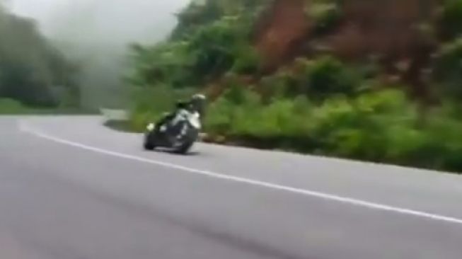 Kawasaki Z1000 nyemplung ke jurang (Instagram)