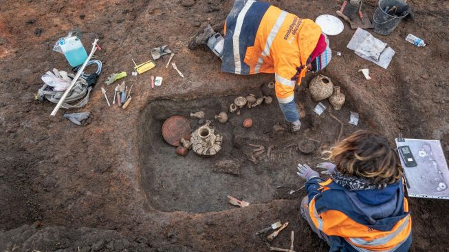 Penemuan fosil anak anjing 2.000 tahun dan kerangka balita. [National Institute for Preventive Archaeological Research (INRAP)] 