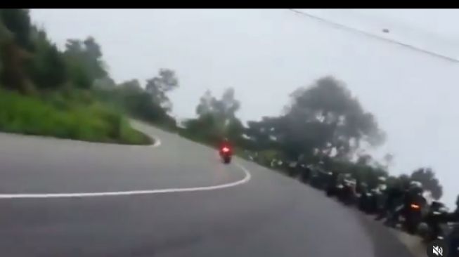 Gagal Lakukan  Aksi Cornering, Moge Kawasaki Malah Nyemplung ke Jurang