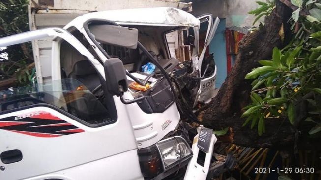 Seorang Karyawan Alami Luka Bakar Usai Warungnya Ditabrak Truk di Sukoharjo