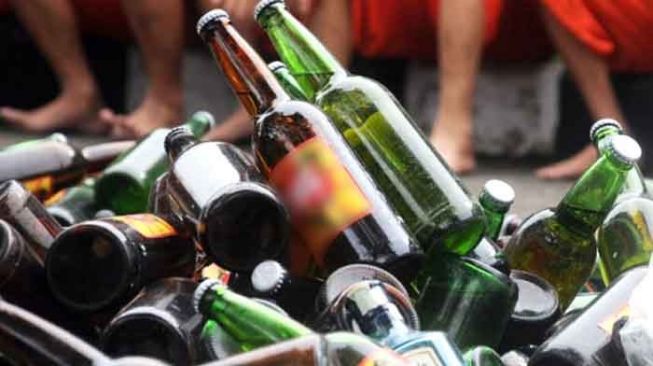 Asik Minum Miras, Pria dan Wanita di Kelurahan Balantang Diamankan Polisi